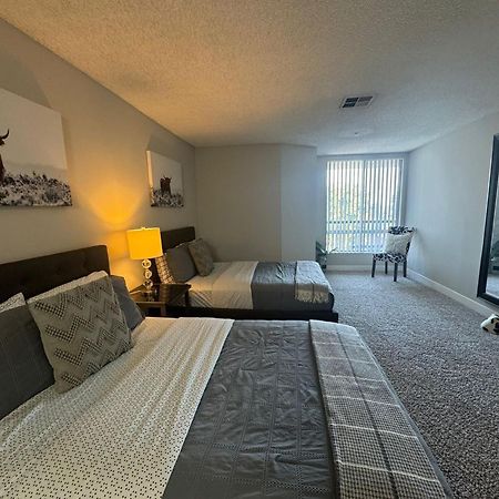 Incredible Two Bedroom Hollywood Apartments Free Parking لوس أنجلوس المظهر الخارجي الصورة