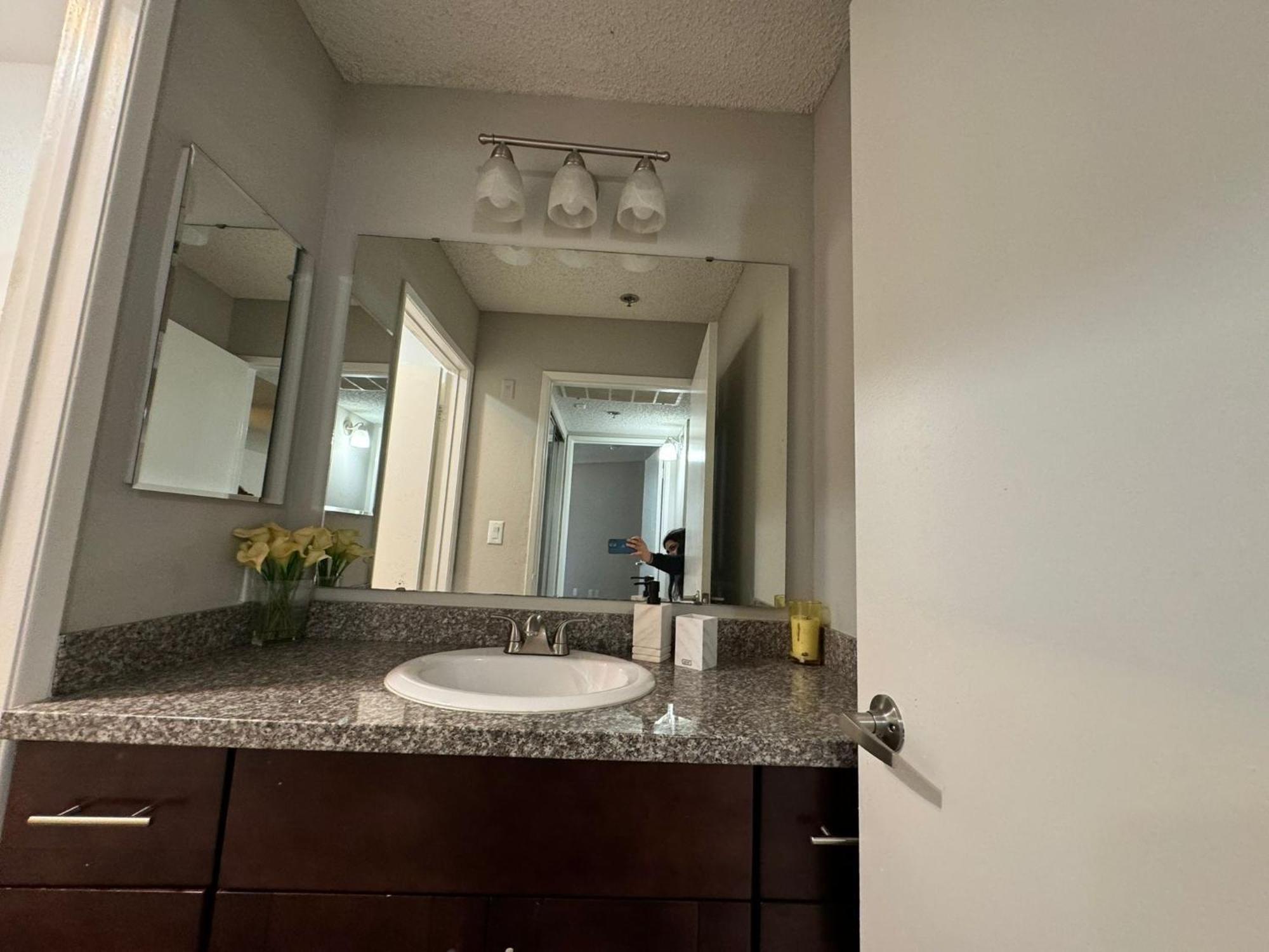 Incredible Two Bedroom Hollywood Apartments Free Parking لوس أنجلوس المظهر الخارجي الصورة