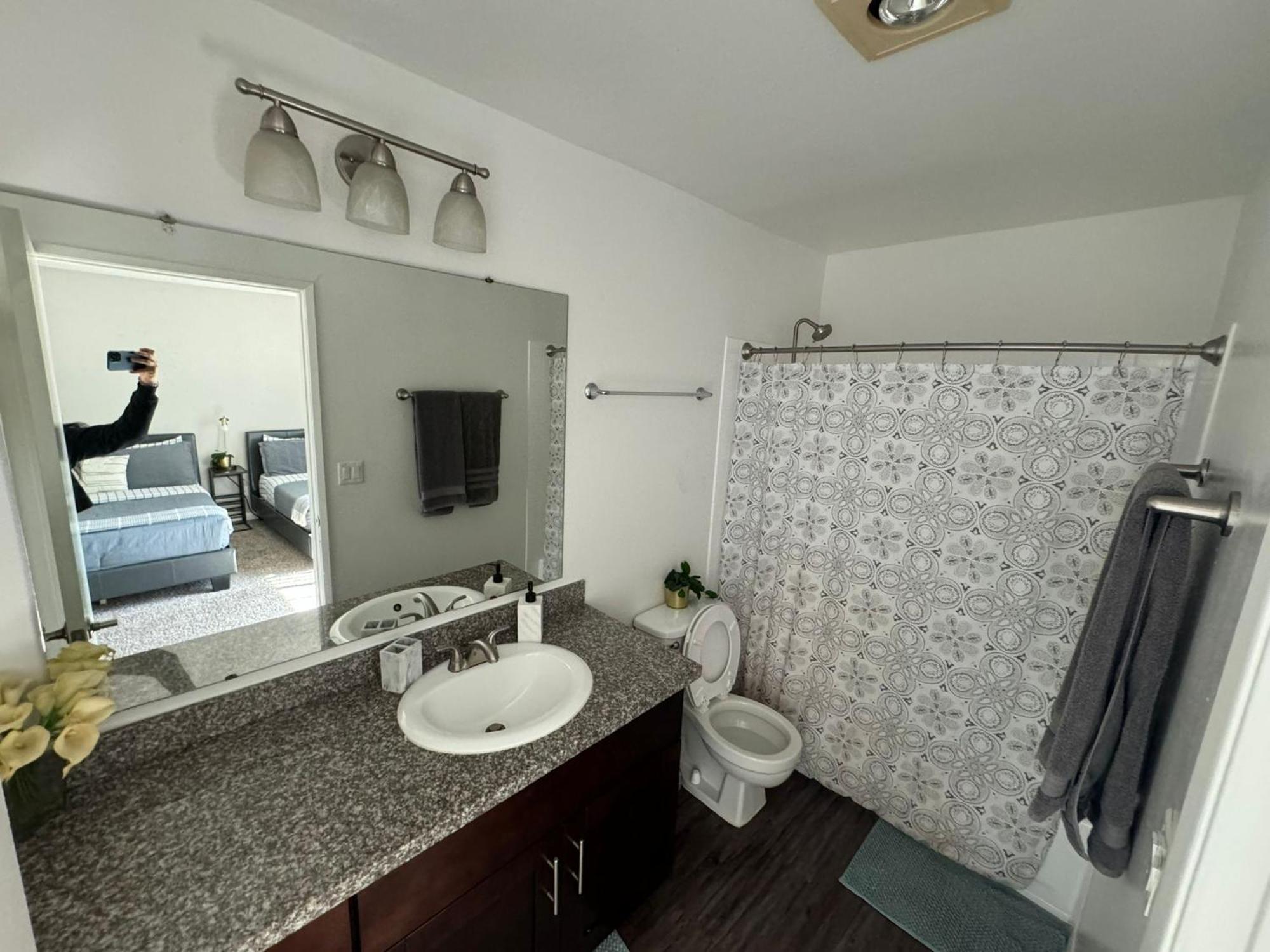 Incredible Two Bedroom Hollywood Apartments Free Parking لوس أنجلوس المظهر الخارجي الصورة