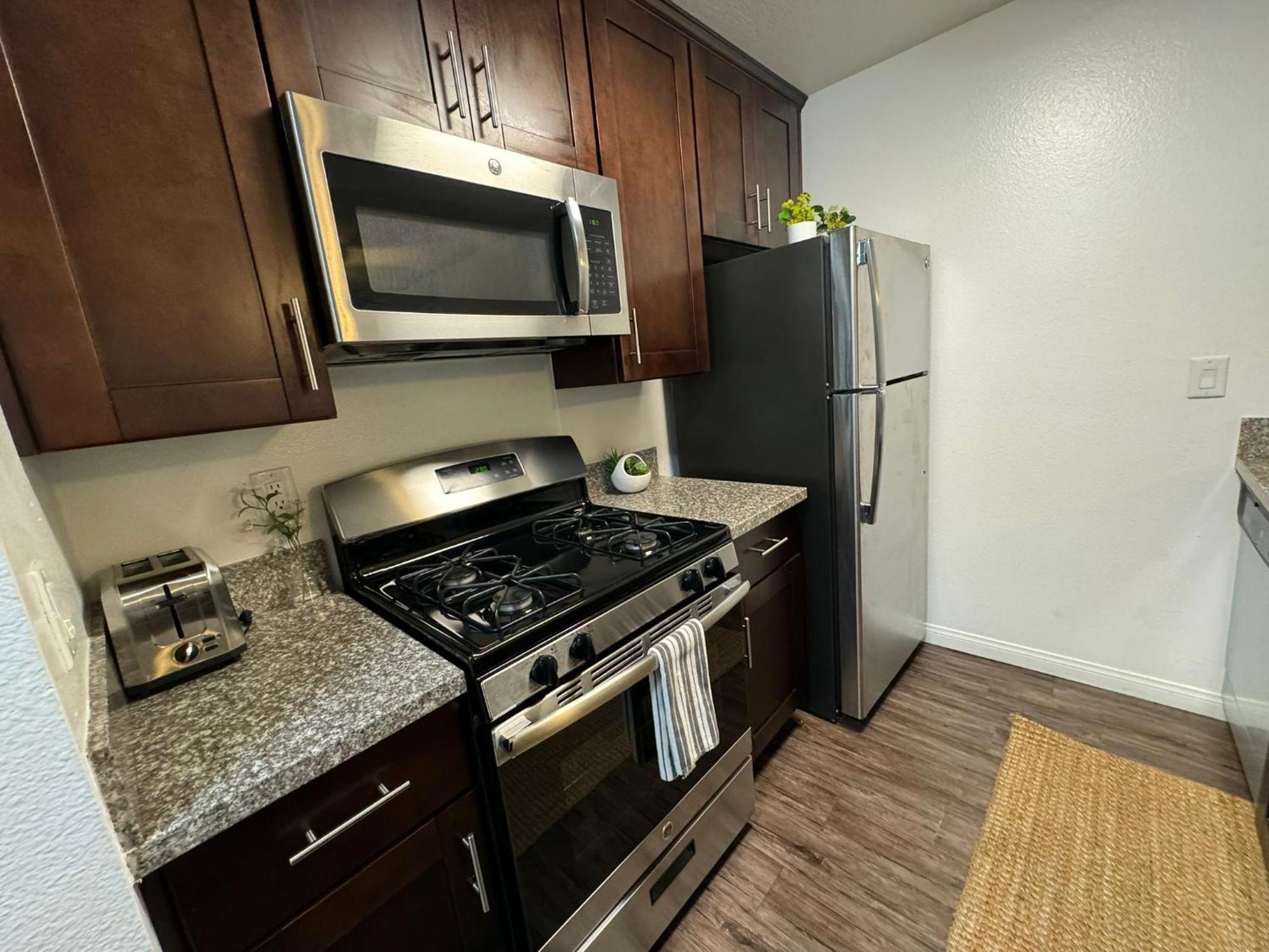 Incredible Two Bedroom Hollywood Apartments Free Parking لوس أنجلوس المظهر الخارجي الصورة