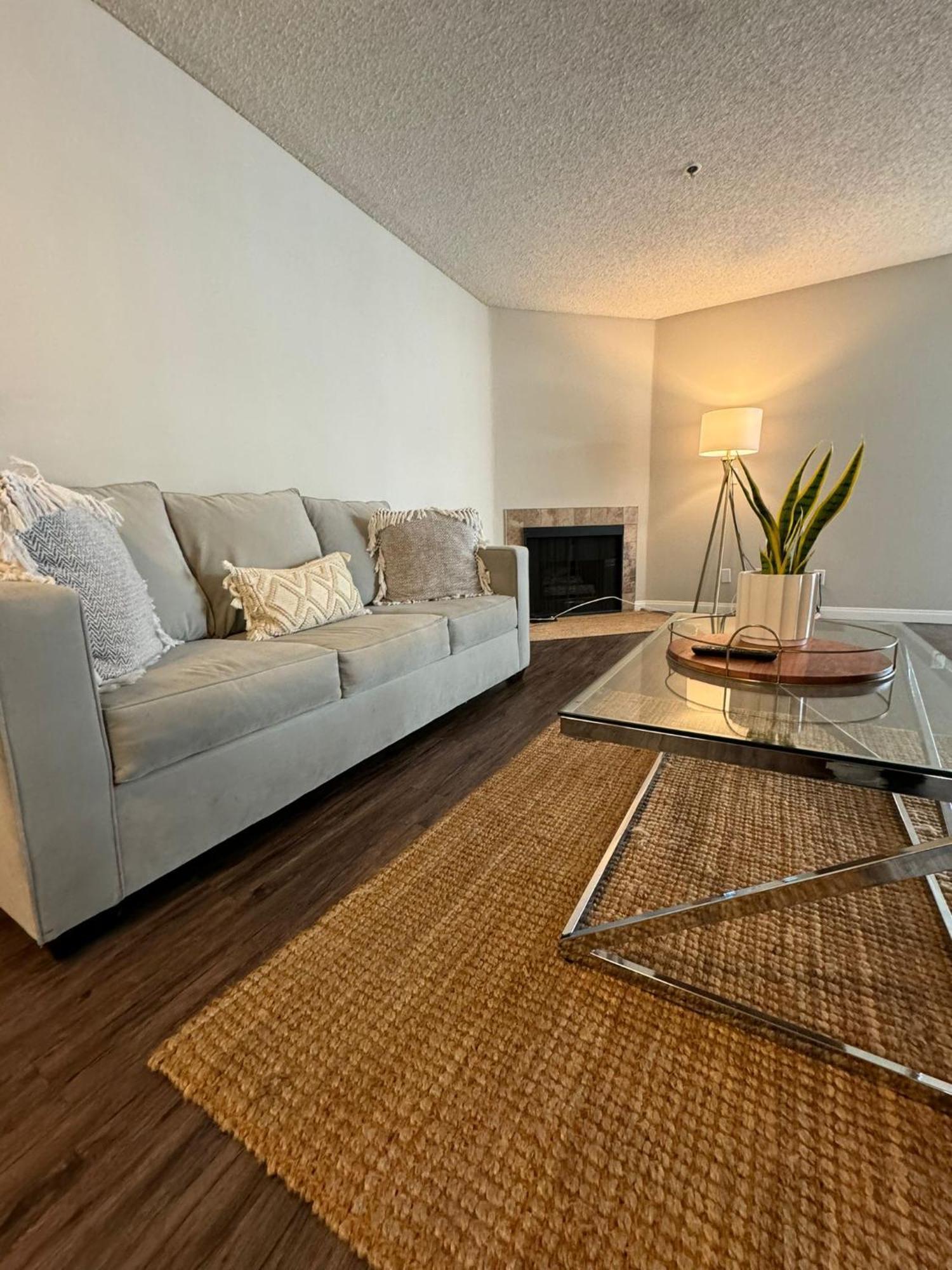 Incredible Two Bedroom Hollywood Apartments Free Parking لوس أنجلوس المظهر الخارجي الصورة