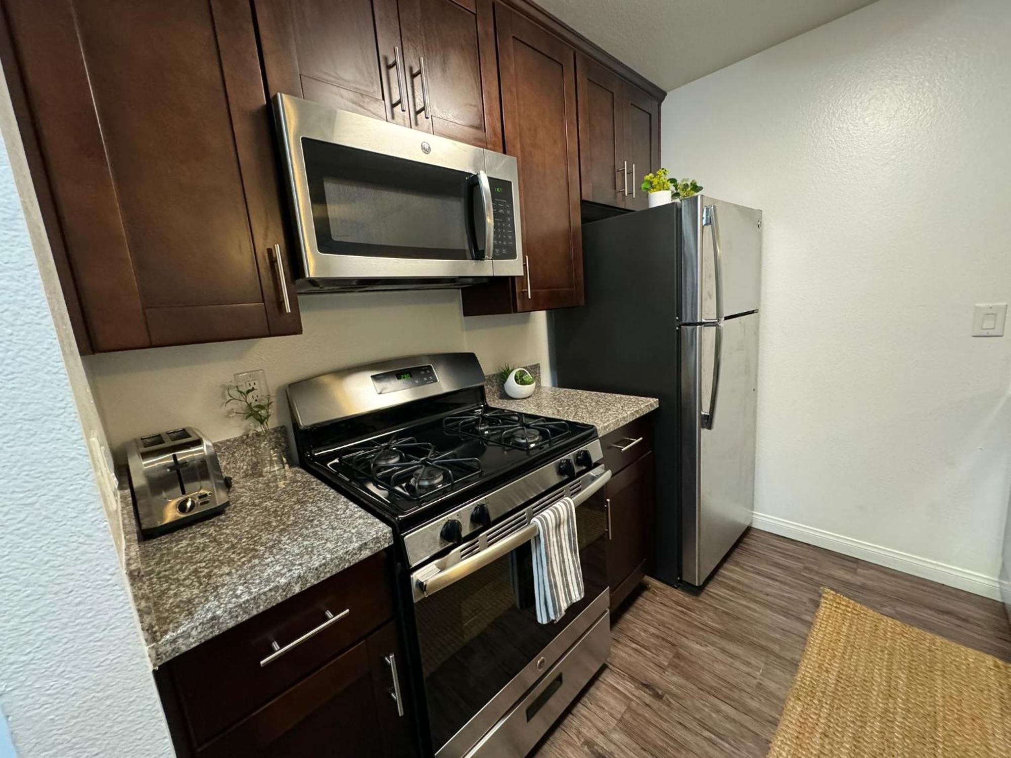 Incredible Two Bedroom Hollywood Apartments Free Parking لوس أنجلوس المظهر الخارجي الصورة