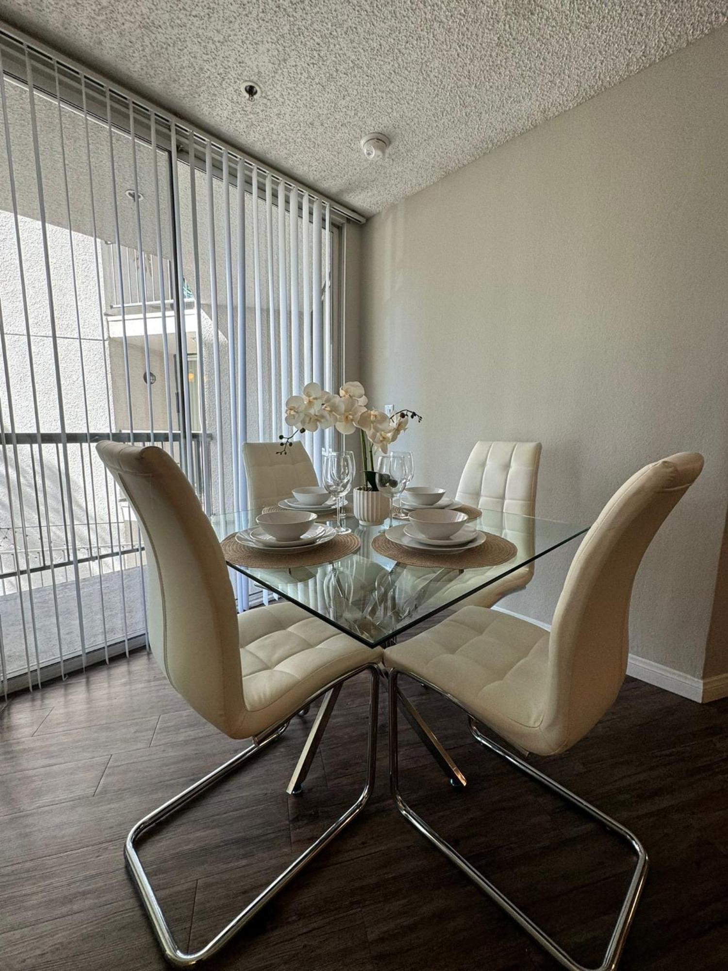 Incredible Two Bedroom Hollywood Apartments Free Parking لوس أنجلوس المظهر الخارجي الصورة