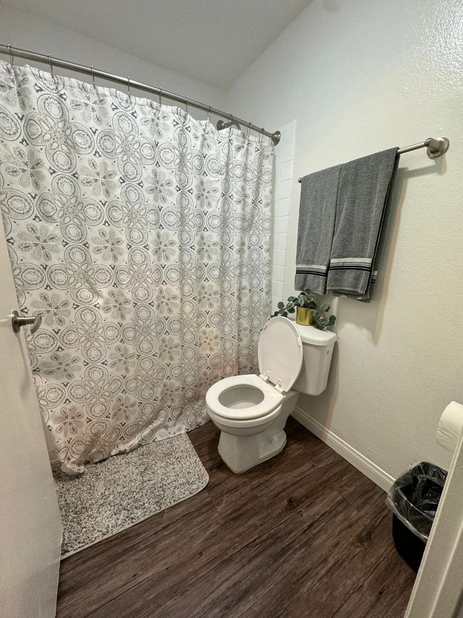 Incredible Two Bedroom Hollywood Apartments Free Parking لوس أنجلوس المظهر الخارجي الصورة