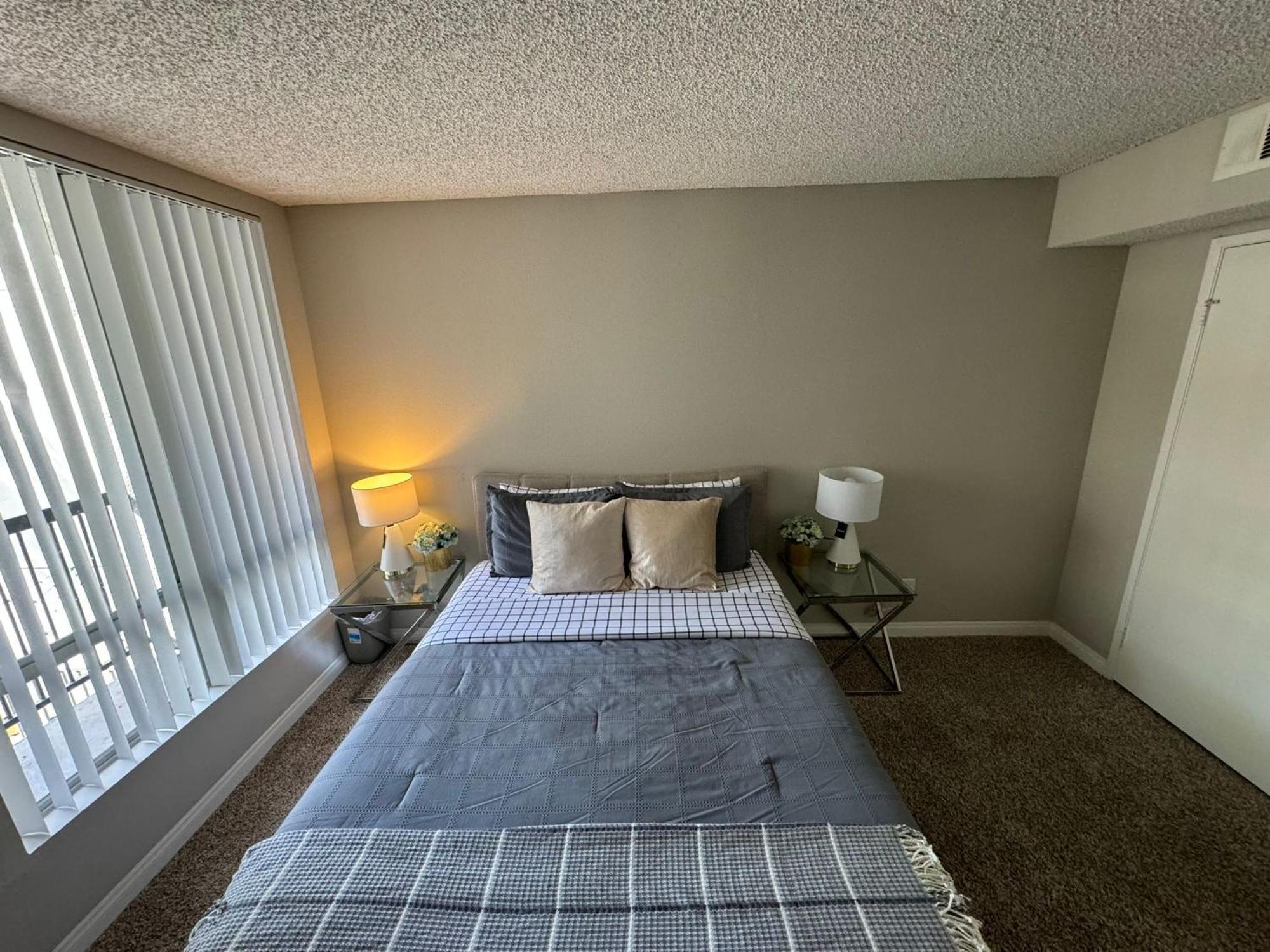 Incredible Two Bedroom Hollywood Apartments Free Parking لوس أنجلوس المظهر الخارجي الصورة