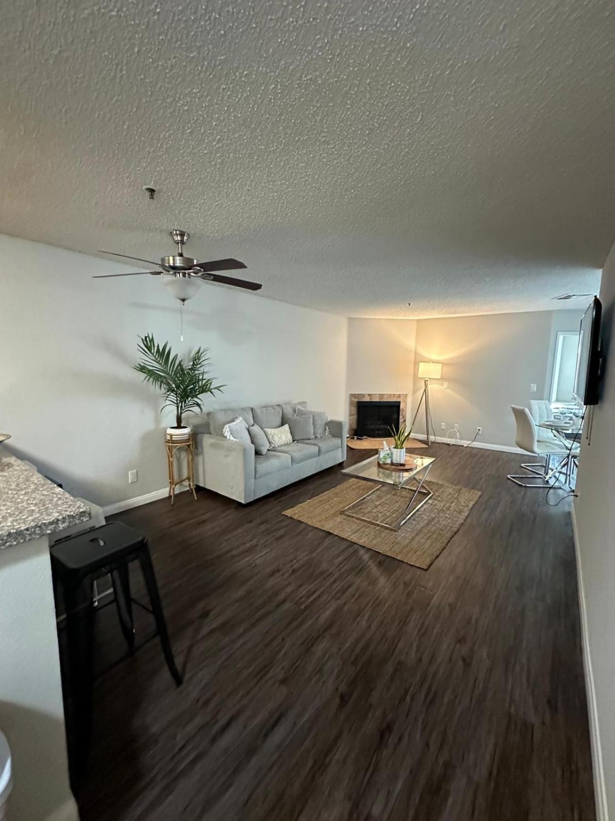 Incredible Two Bedroom Hollywood Apartments Free Parking لوس أنجلوس المظهر الخارجي الصورة