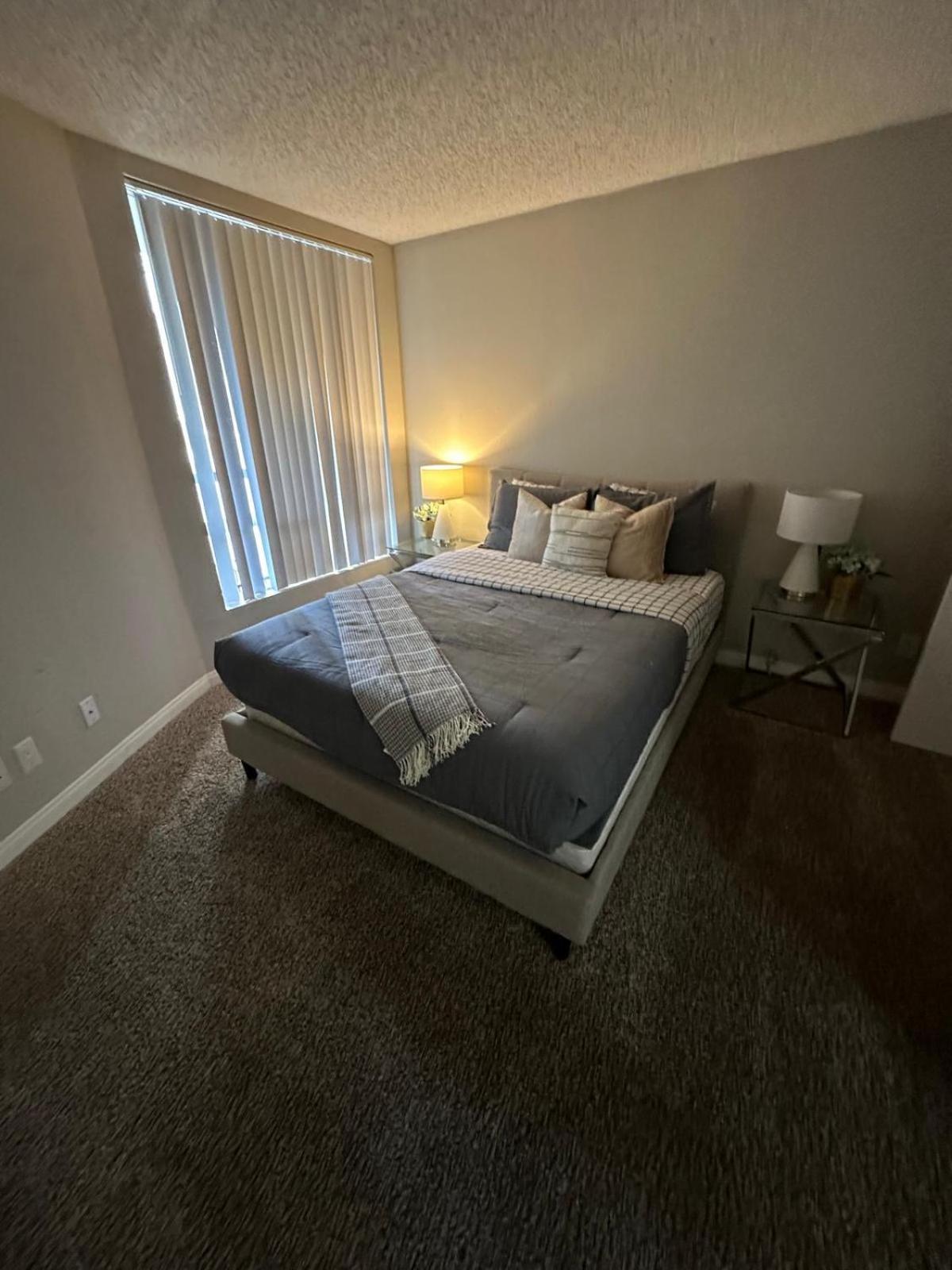 Incredible Two Bedroom Hollywood Apartments Free Parking لوس أنجلوس المظهر الخارجي الصورة