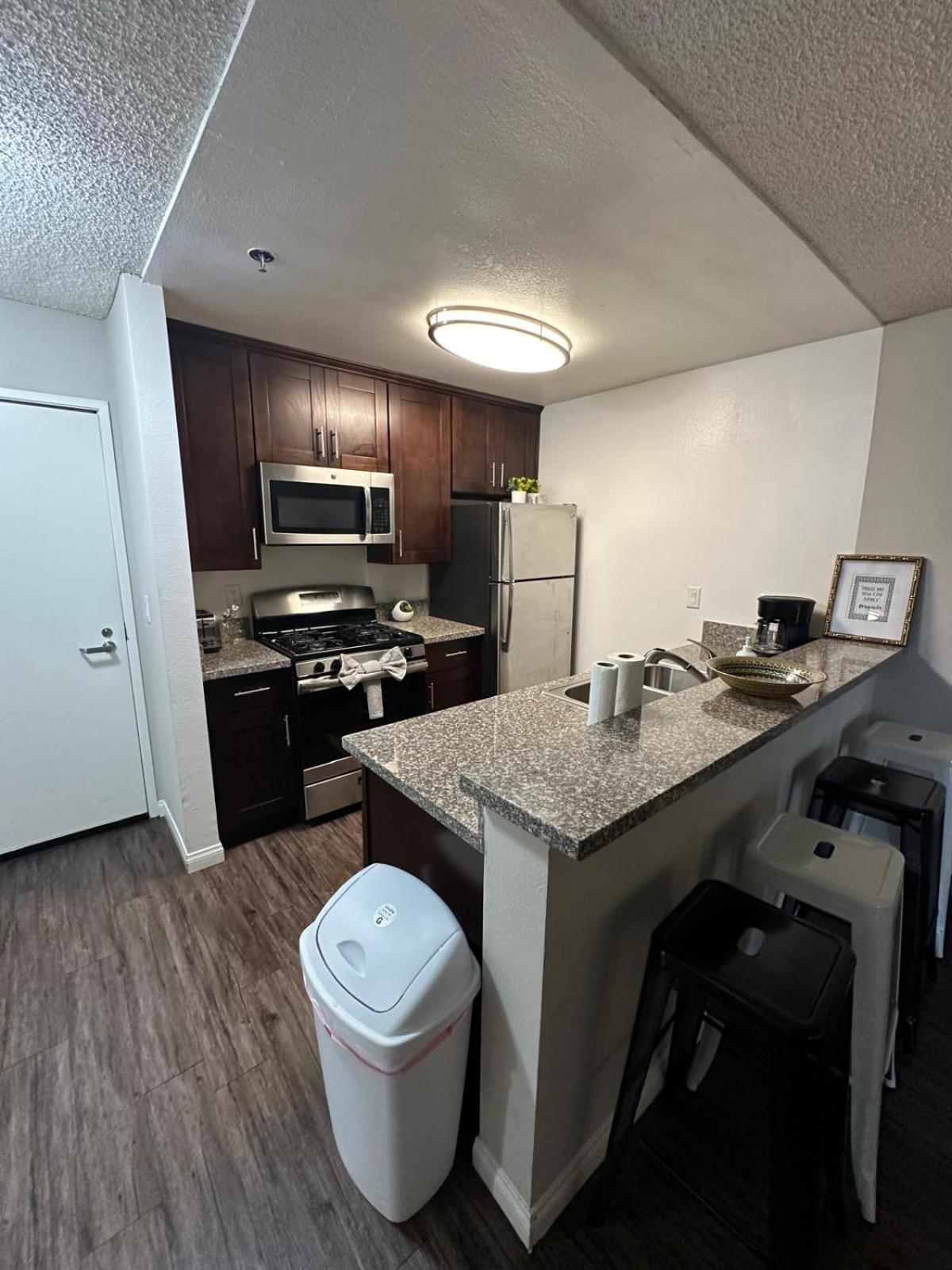 Incredible Two Bedroom Hollywood Apartments Free Parking لوس أنجلوس المظهر الخارجي الصورة