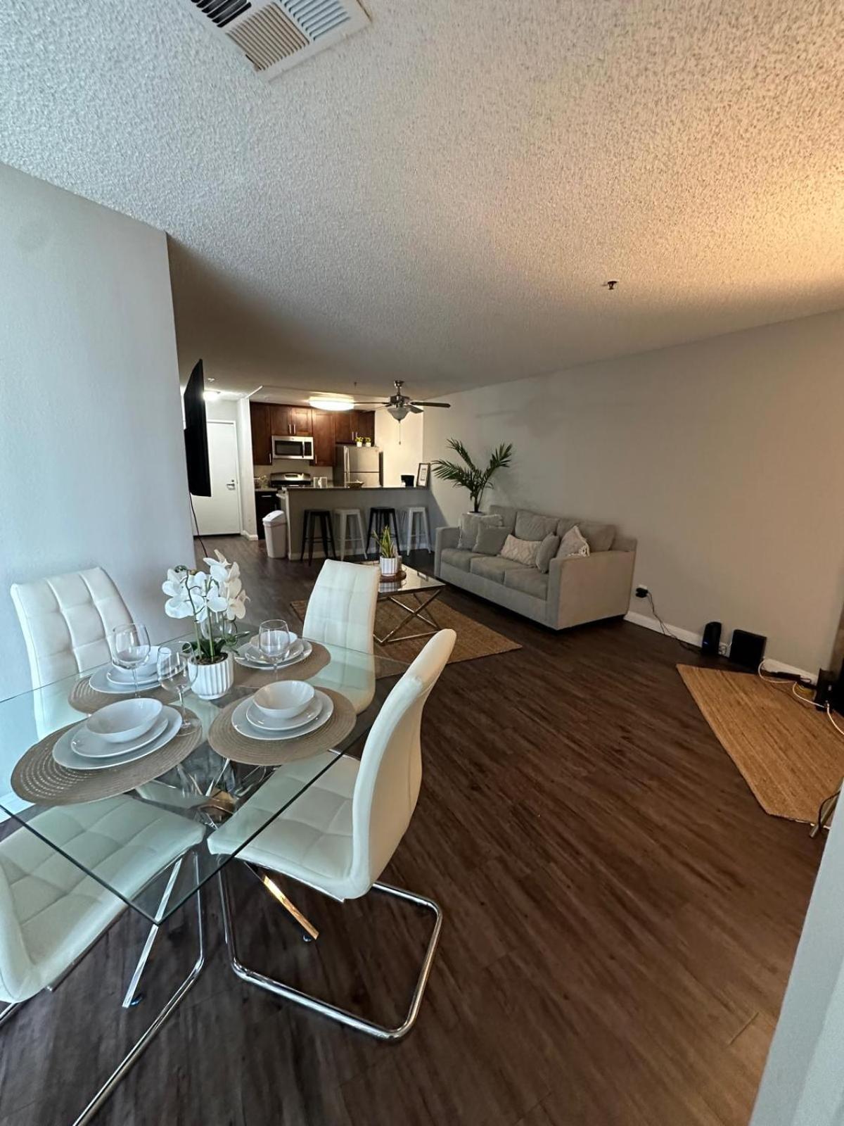 Incredible Two Bedroom Hollywood Apartments Free Parking لوس أنجلوس المظهر الخارجي الصورة