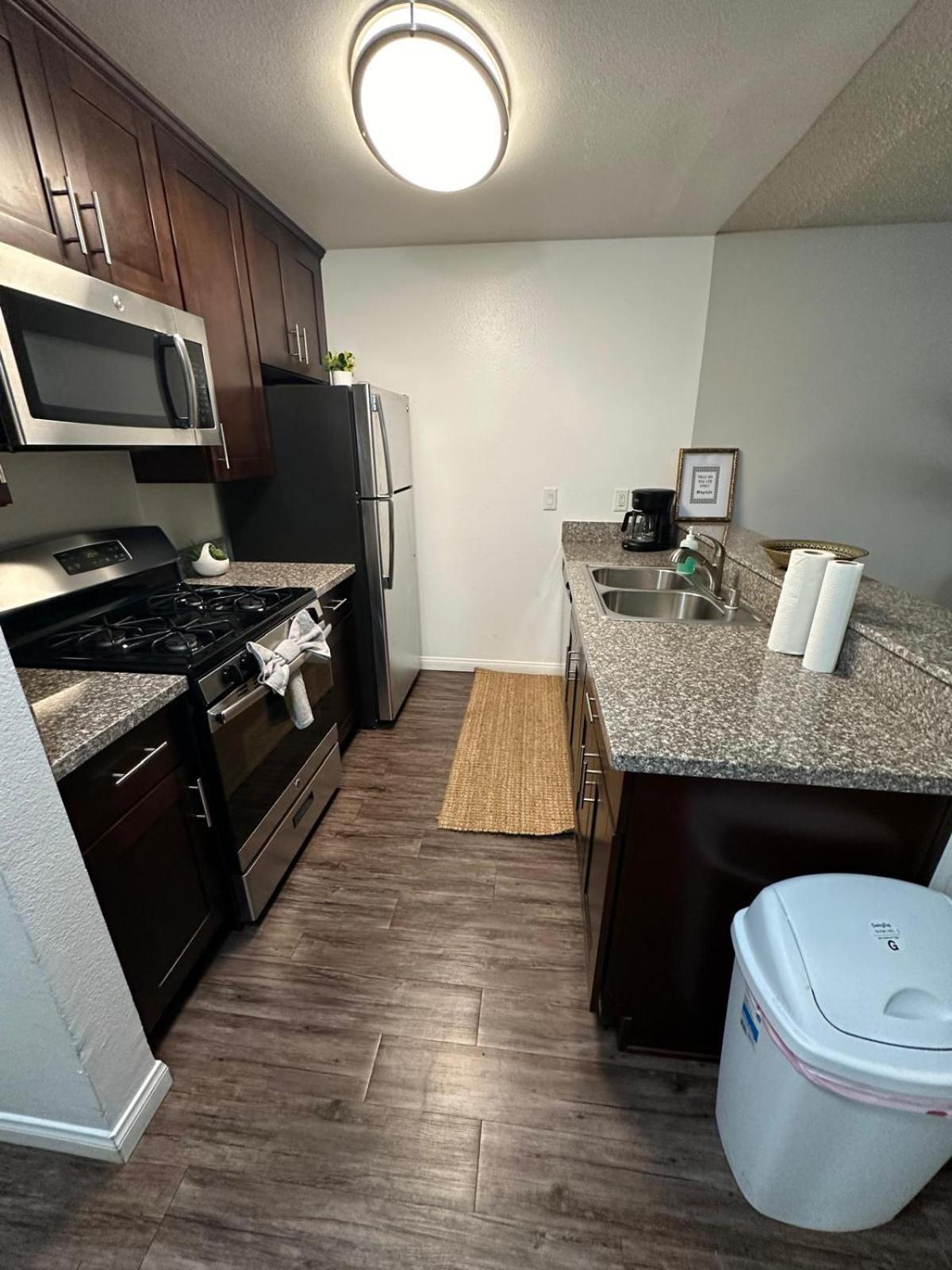 Incredible Two Bedroom Hollywood Apartments Free Parking لوس أنجلوس المظهر الخارجي الصورة