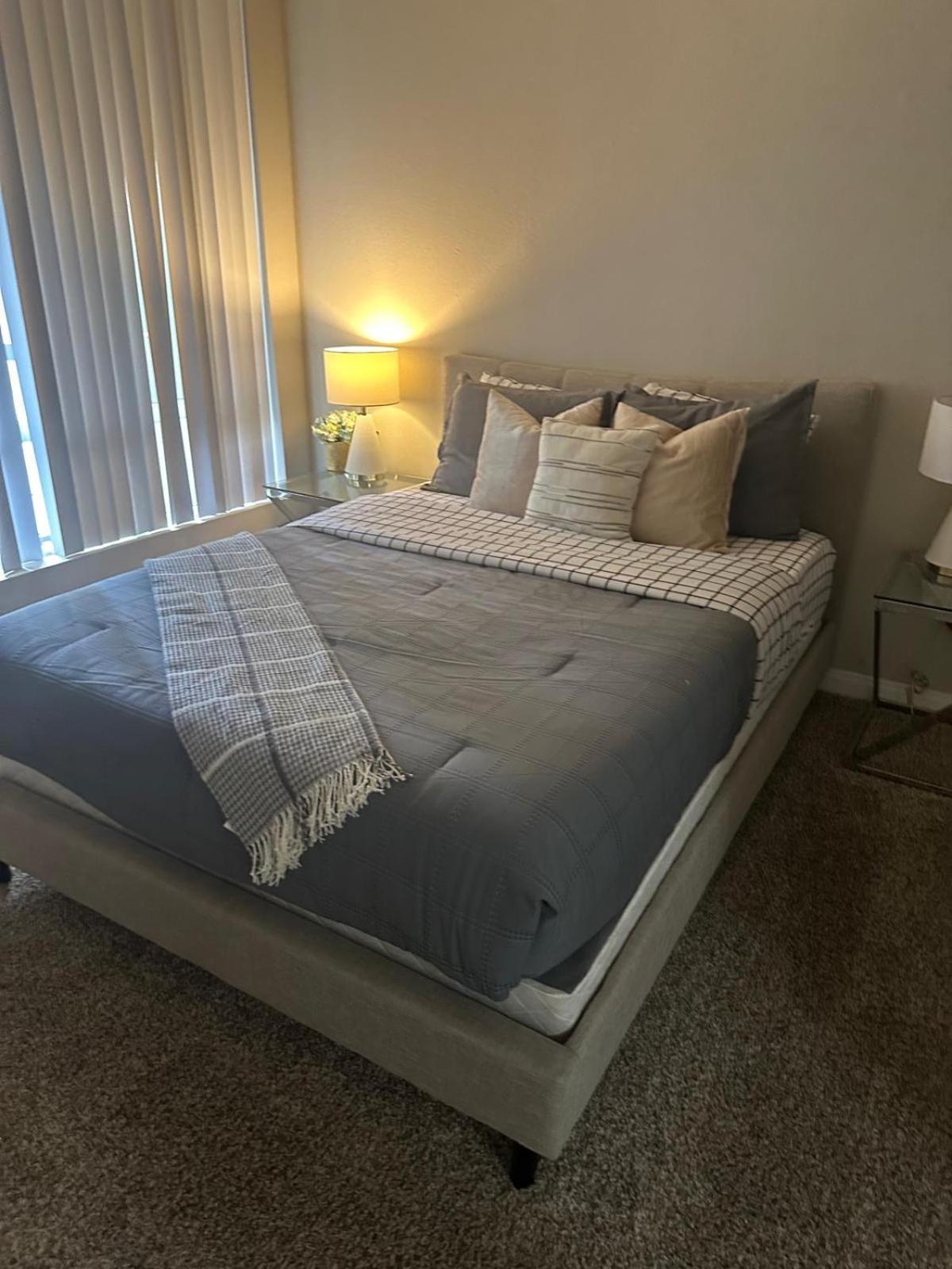 Incredible Two Bedroom Hollywood Apartments Free Parking لوس أنجلوس المظهر الخارجي الصورة
