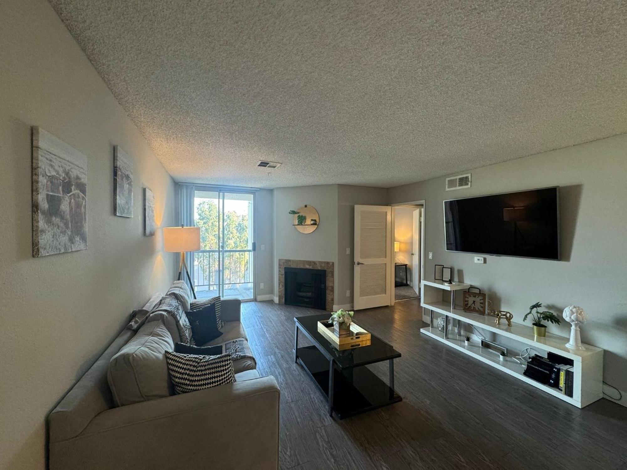 Incredible Two Bedroom Hollywood Apartments Free Parking لوس أنجلوس المظهر الخارجي الصورة