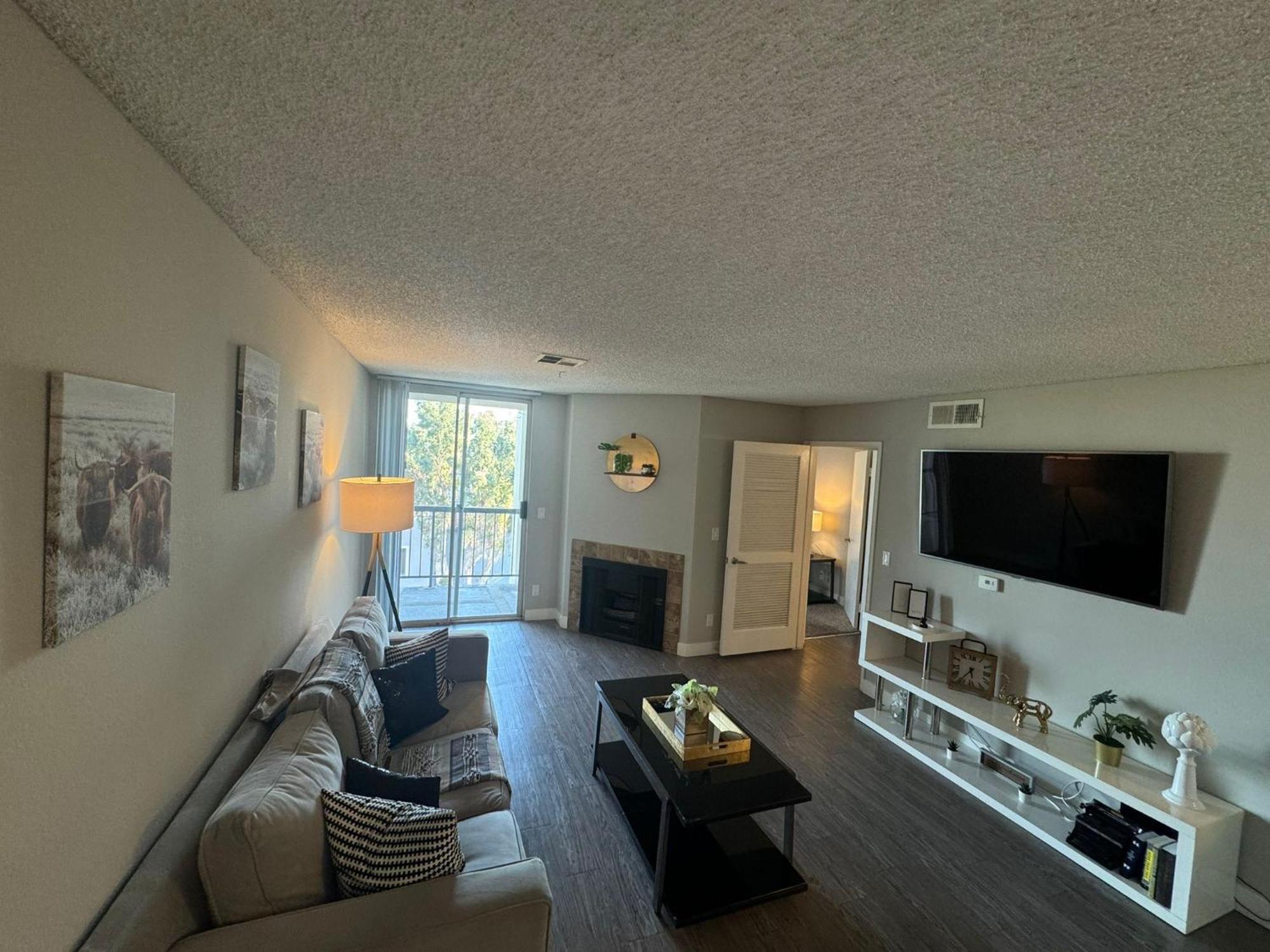 Incredible Two Bedroom Hollywood Apartments Free Parking لوس أنجلوس المظهر الخارجي الصورة