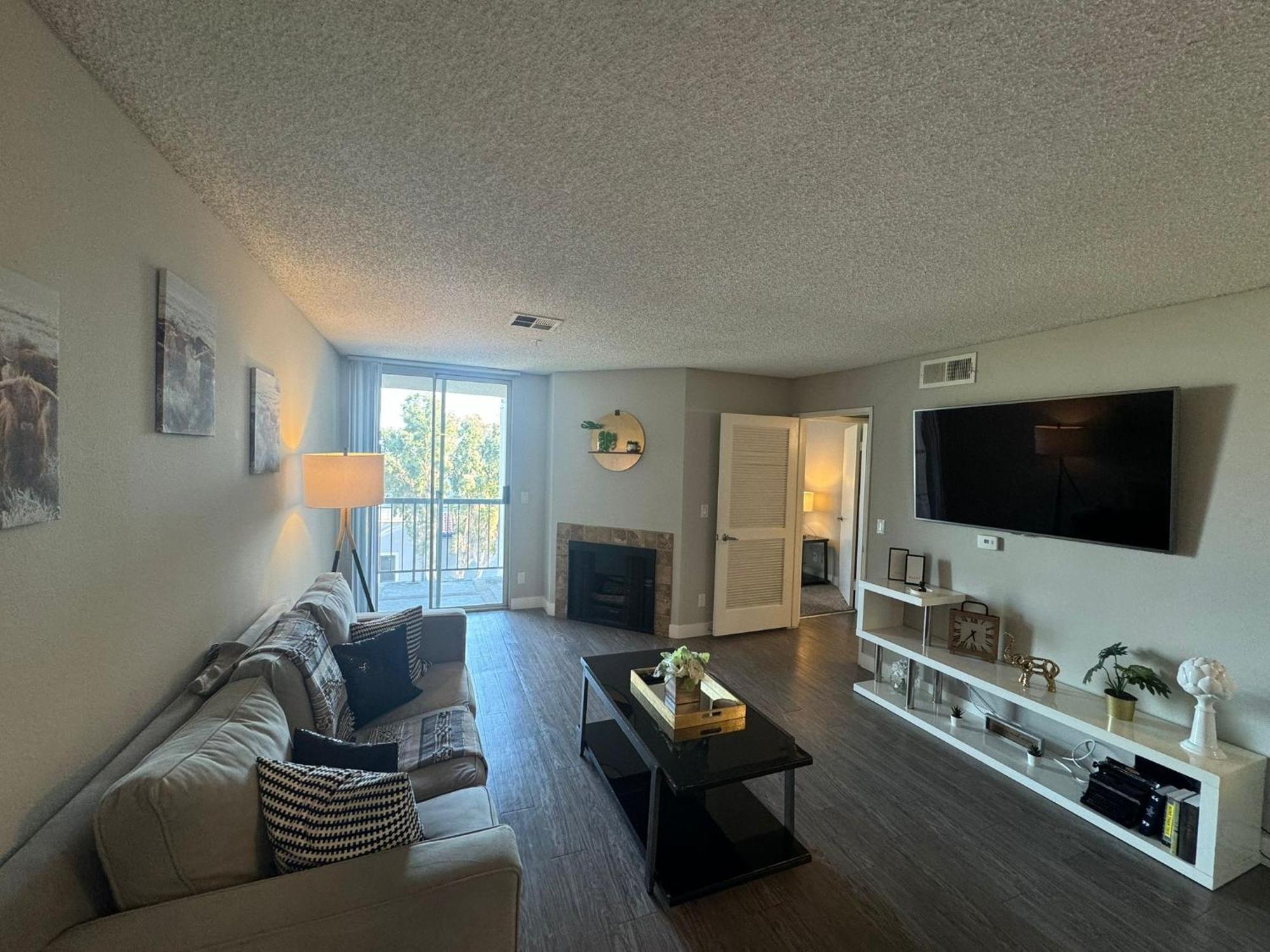 Incredible Two Bedroom Hollywood Apartments Free Parking لوس أنجلوس المظهر الخارجي الصورة