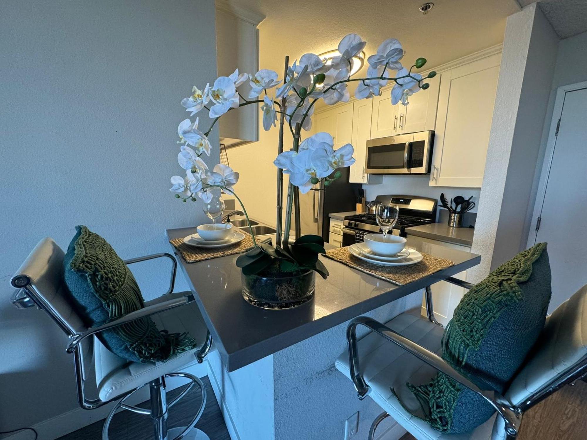 Incredible Two Bedroom Hollywood Apartments Free Parking لوس أنجلوس المظهر الخارجي الصورة