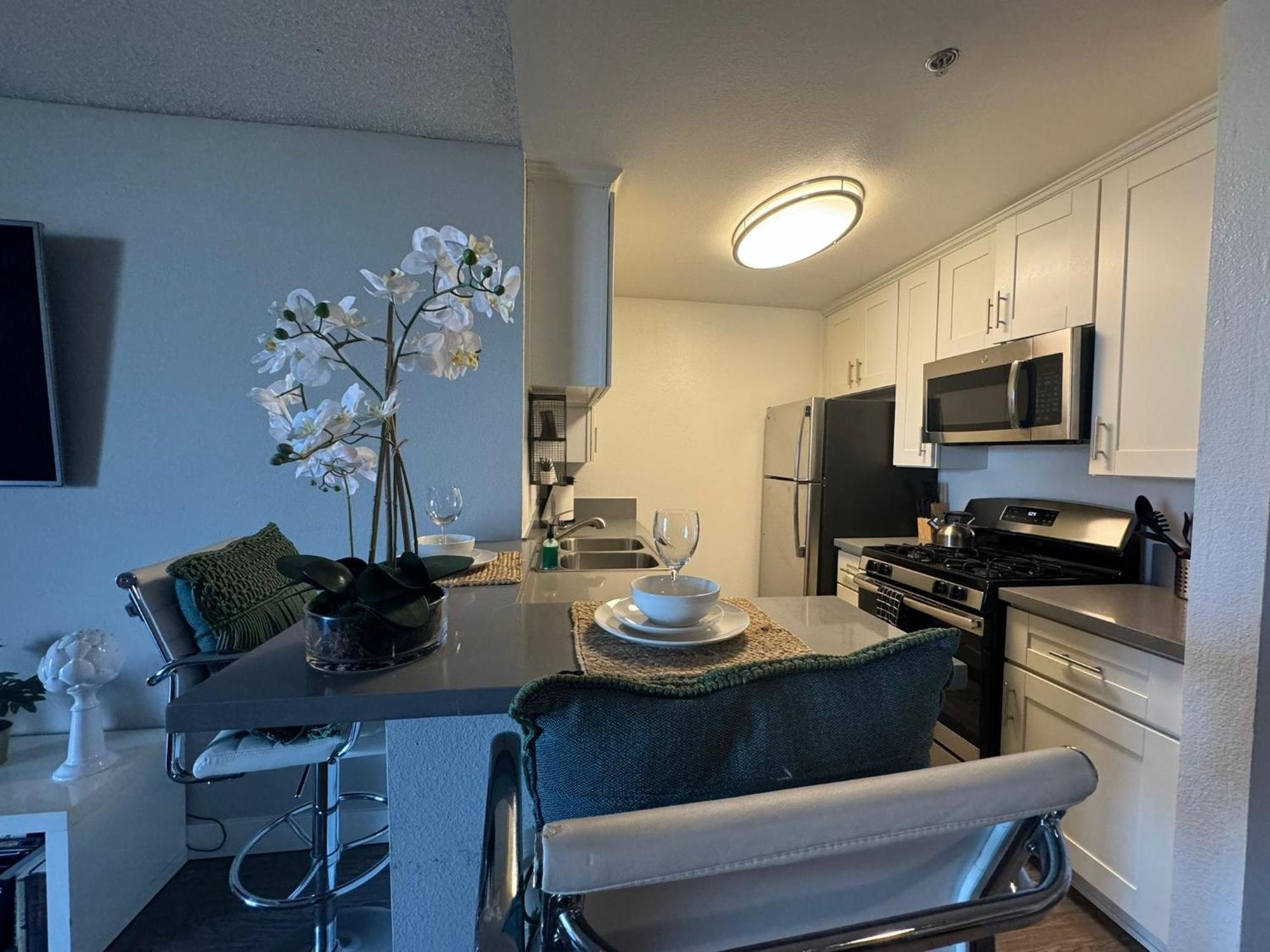 Incredible Two Bedroom Hollywood Apartments Free Parking لوس أنجلوس المظهر الخارجي الصورة