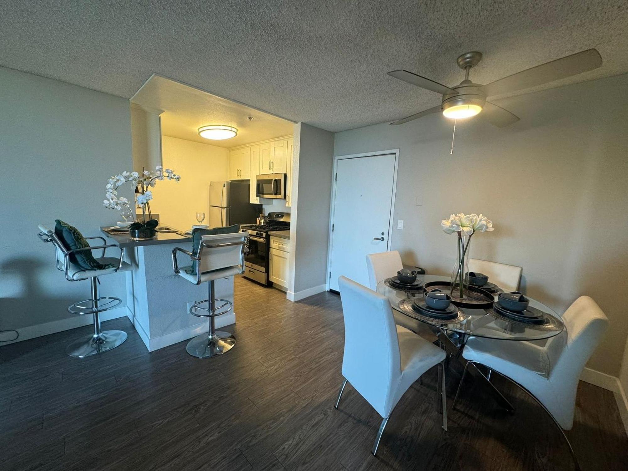 Incredible Two Bedroom Hollywood Apartments Free Parking لوس أنجلوس المظهر الخارجي الصورة