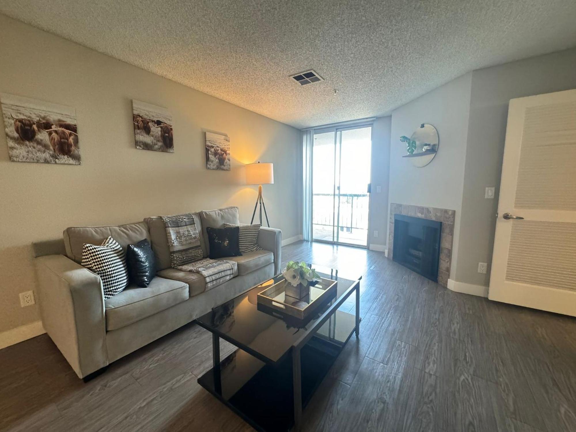 Incredible Two Bedroom Hollywood Apartments Free Parking لوس أنجلوس المظهر الخارجي الصورة