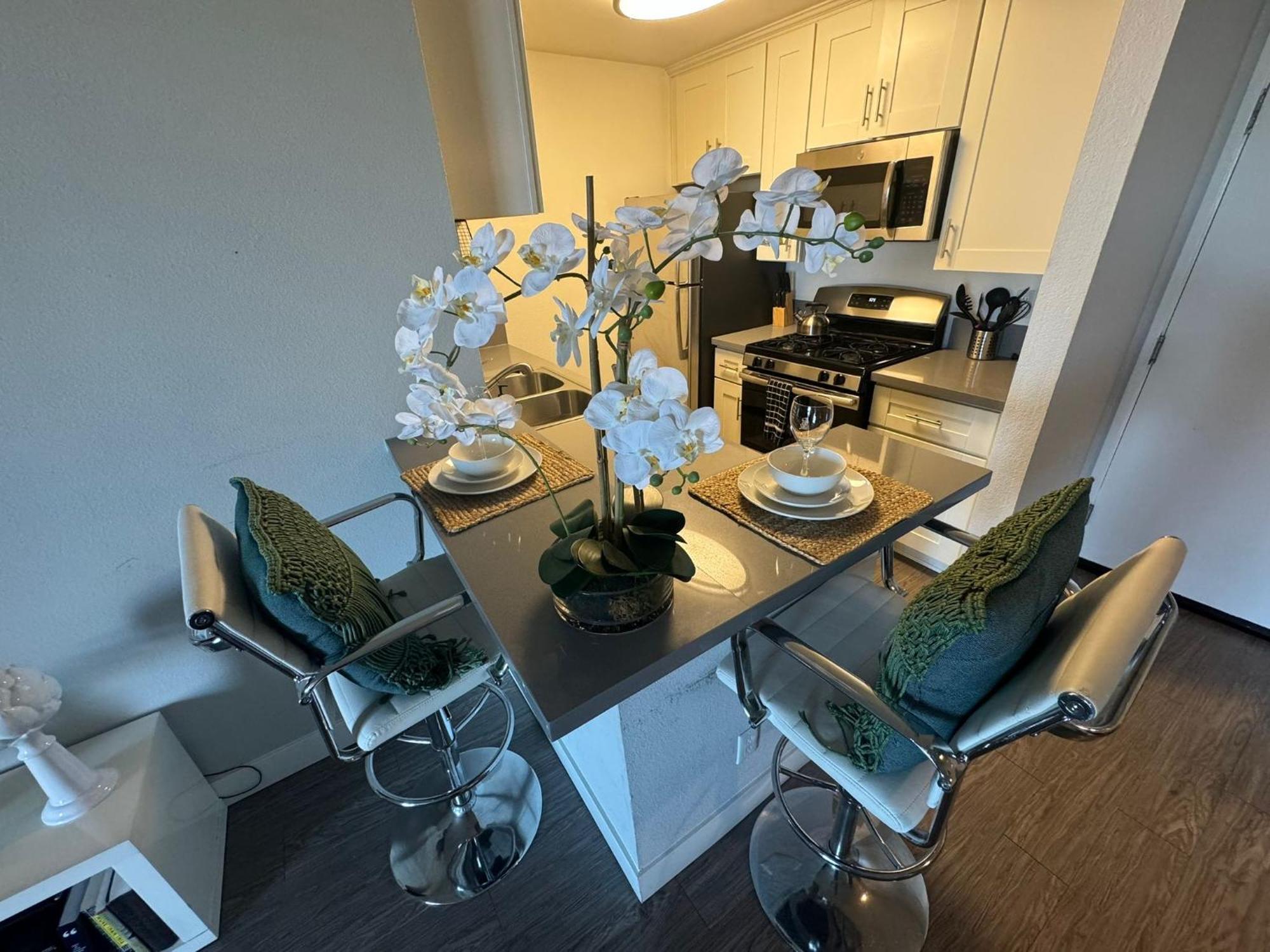 Incredible Two Bedroom Hollywood Apartments Free Parking لوس أنجلوس المظهر الخارجي الصورة