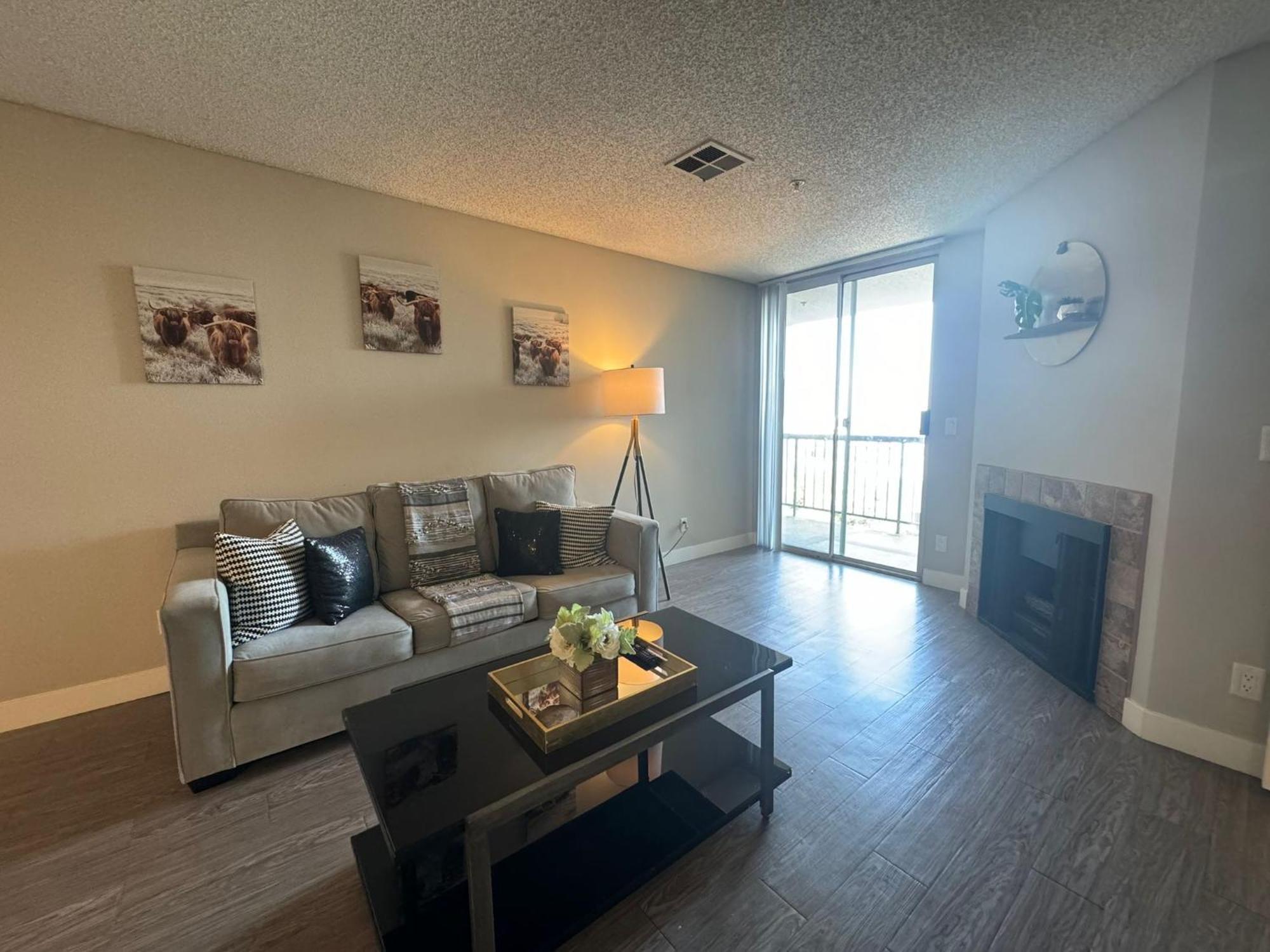 Incredible Two Bedroom Hollywood Apartments Free Parking لوس أنجلوس المظهر الخارجي الصورة