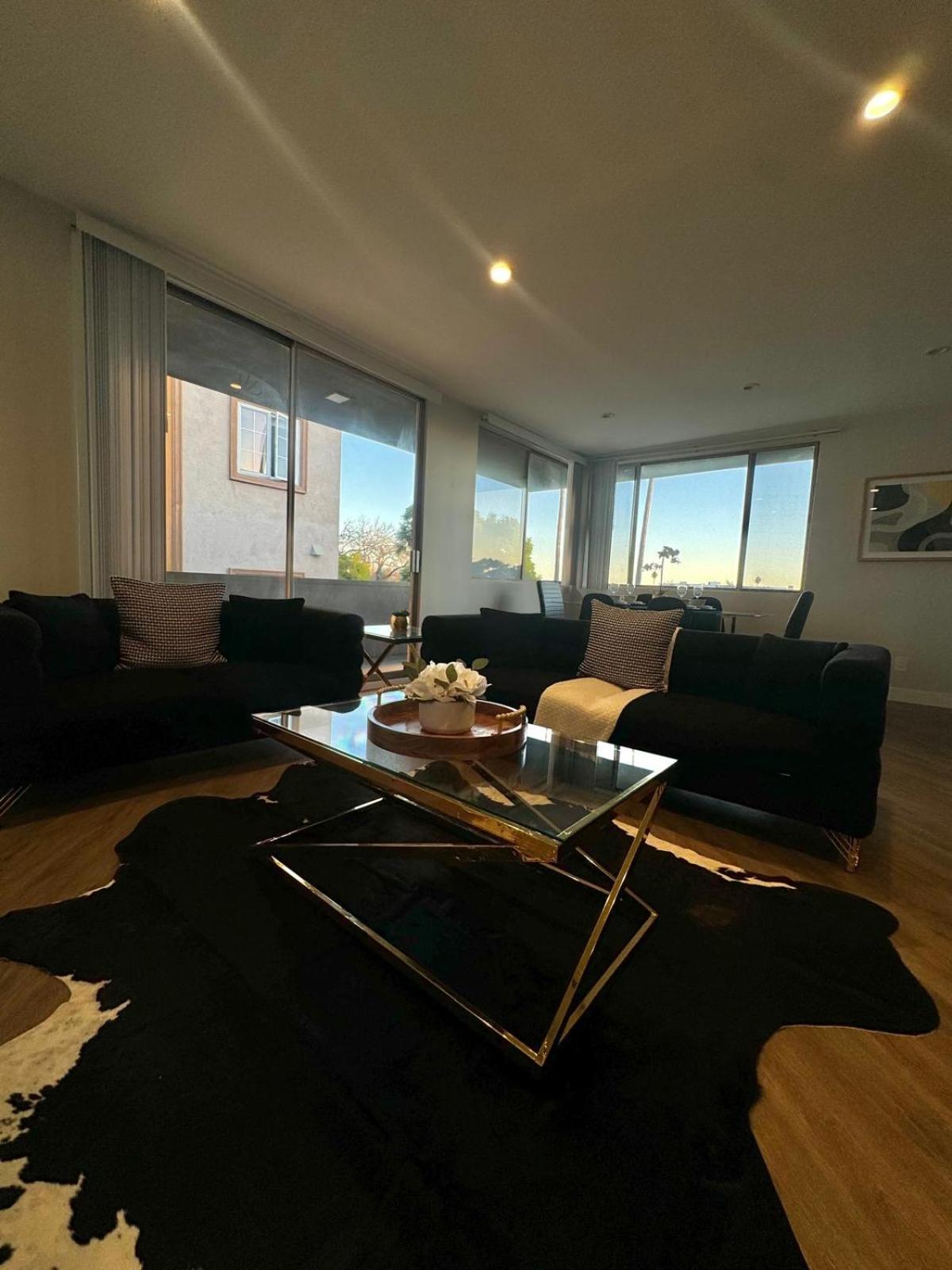Incredible Two Bedroom Hollywood Apartments Free Parking لوس أنجلوس المظهر الخارجي الصورة
