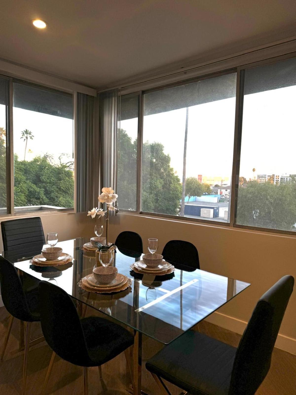 Incredible Two Bedroom Hollywood Apartments Free Parking لوس أنجلوس المظهر الخارجي الصورة