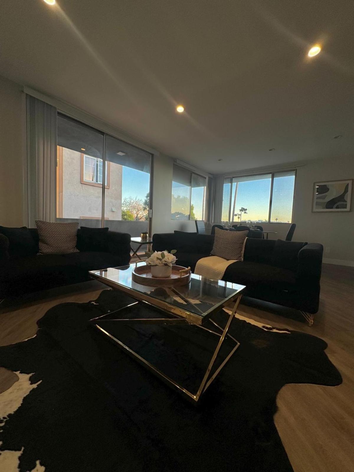 Incredible Two Bedroom Hollywood Apartments Free Parking لوس أنجلوس المظهر الخارجي الصورة