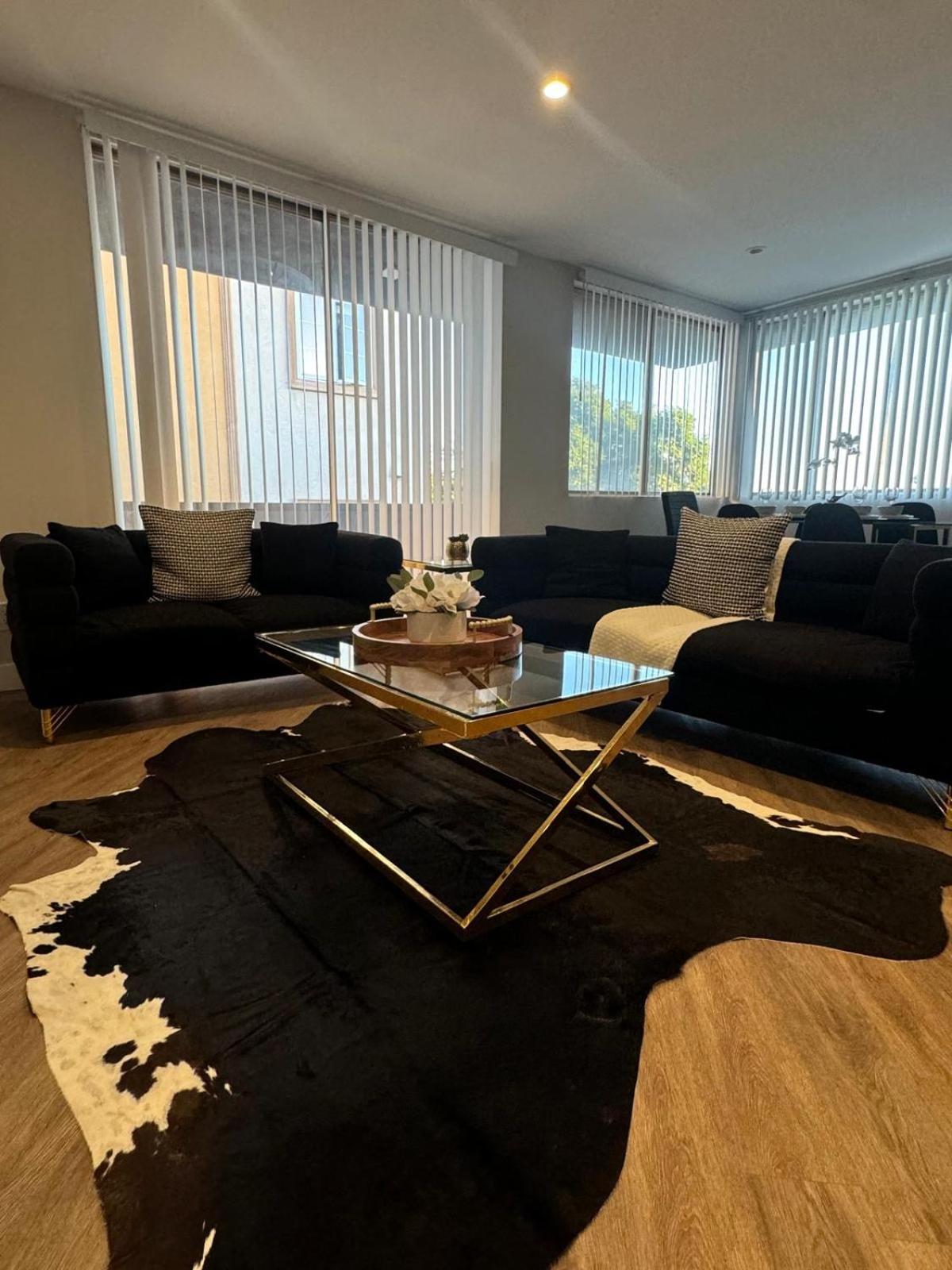 Incredible Two Bedroom Hollywood Apartments Free Parking لوس أنجلوس المظهر الخارجي الصورة