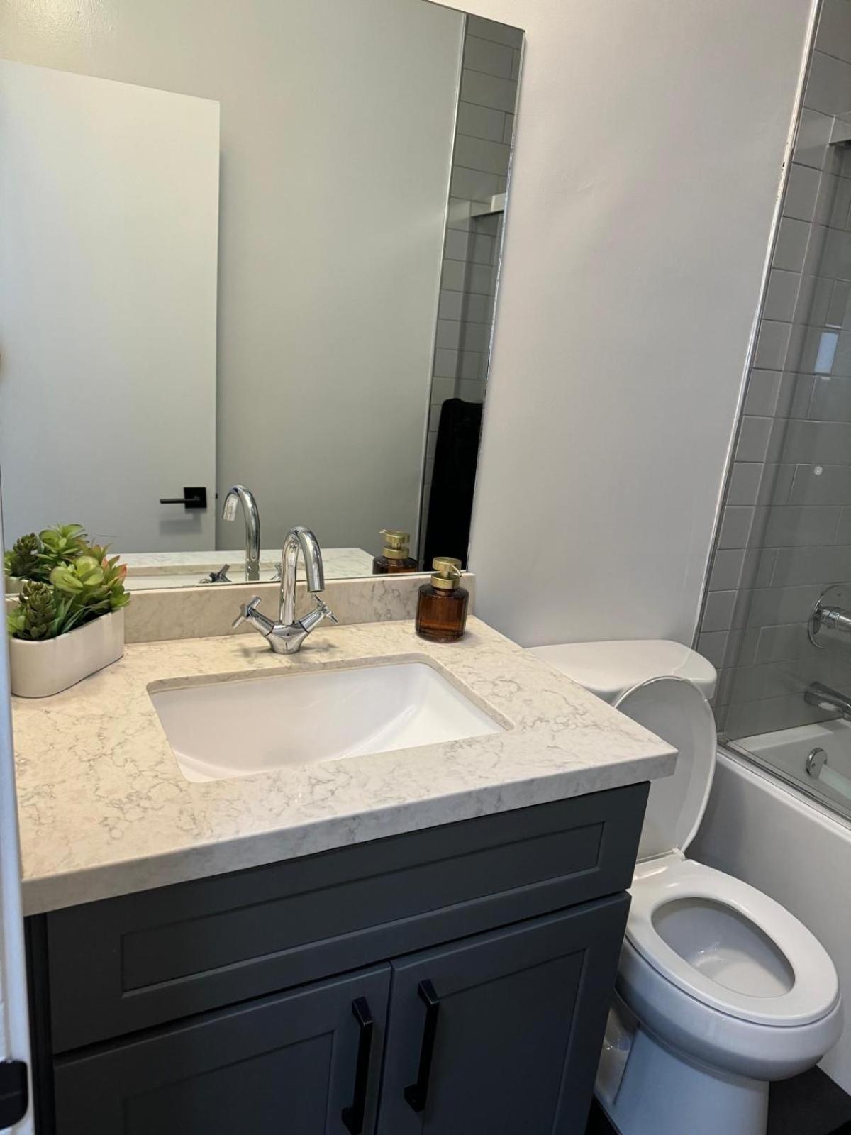 Incredible Two Bedroom Hollywood Apartments Free Parking لوس أنجلوس المظهر الخارجي الصورة