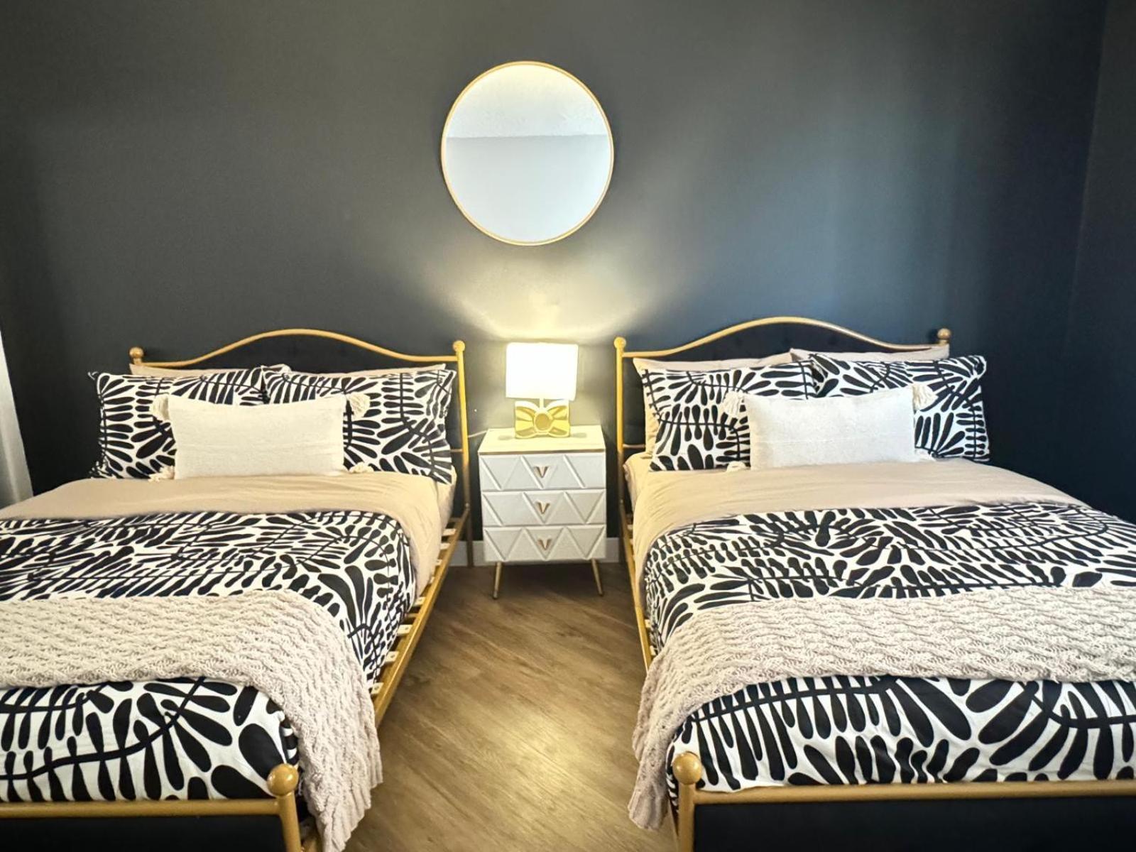 Incredible Two Bedroom Hollywood Apartments Free Parking لوس أنجلوس المظهر الخارجي الصورة