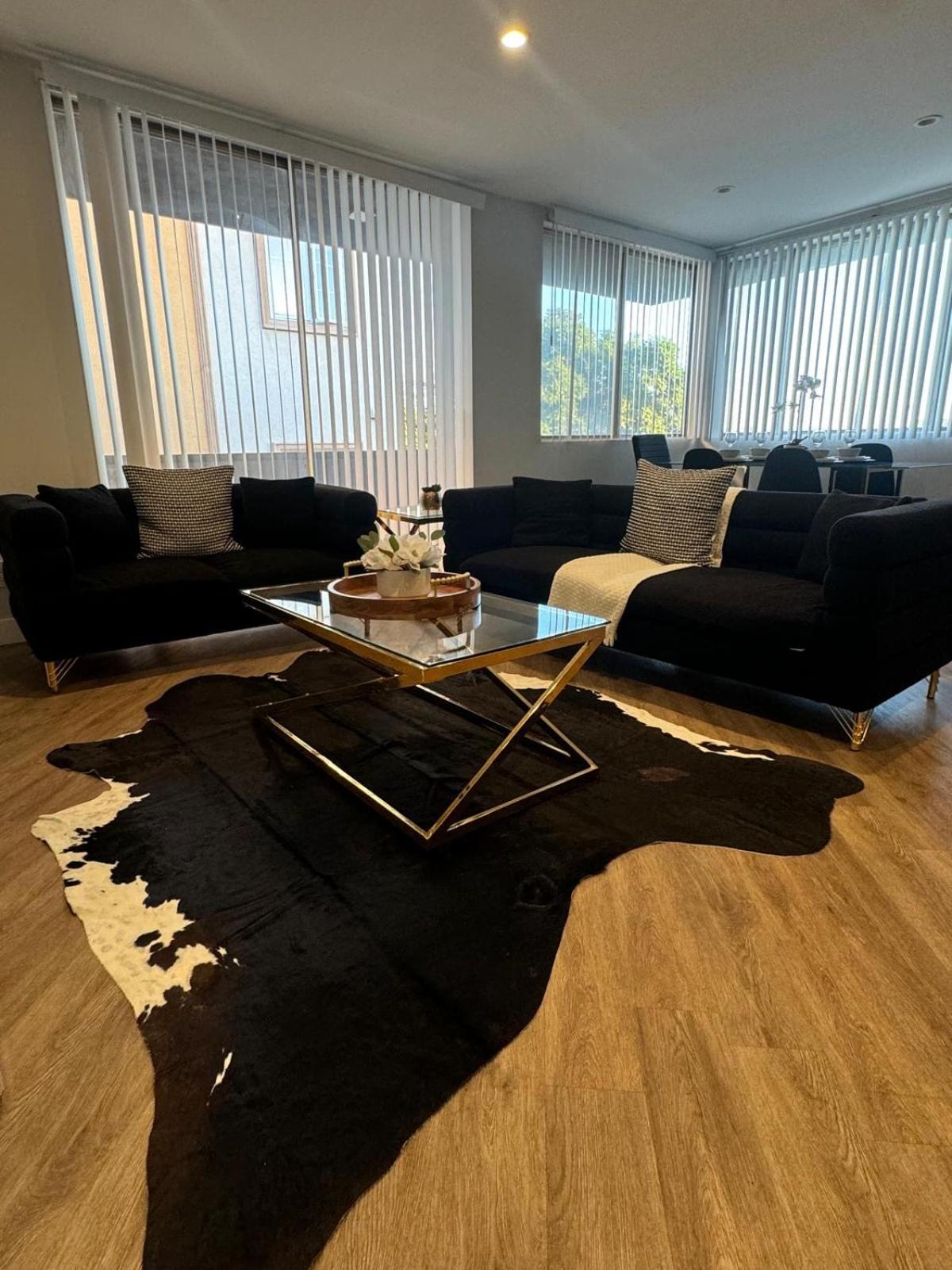 Incredible Two Bedroom Hollywood Apartments Free Parking لوس أنجلوس المظهر الخارجي الصورة